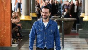 Desainer Prancis-Belgia Nicolas Ghesquiere menyapa penonton di akhir peragaan busana Louis Vuitton untuk koleksi busana siap pakai wanitaSpring/Summer 2026 sebagai bagian dari Paris Fashion Week, di Paris pada 30 September 2025. (Alain JOCARD/AFP)