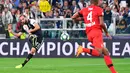 Pemain Juventus Gonzalo Higuain melakukan tendangan saat menghadapi Bayer Leverkusen pada matchday kedua Liga Champions di Allianz Stadium, Turin, Italia, Selasa (1/10/2019). Juventus menghajar Bayer Leverkusen 3-0. (Alessandro Di Marco/ANSA via AP)