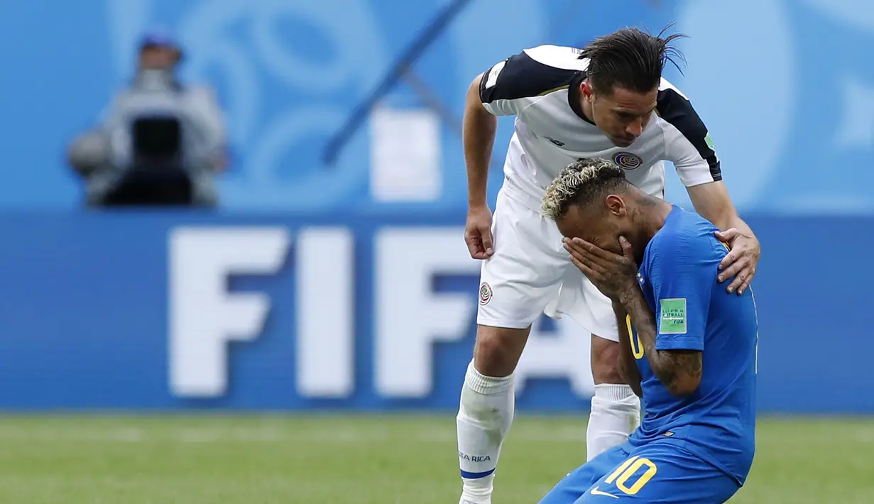 Striker Brasil, Neymar, menangis usai mengalahkan Kosta Rika pada laga grup E Piala Dunia di Stadion Krestovsky, St Petersburg, Jumat (22/6/2018). Pada laga ini Neymar berhasil mencetak gol perdana Piala Dunia 2018. (AP/Alastair Grant)