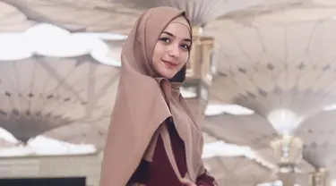 Citra Kirana merupakan salah satu selebriti Tanah Air yang menjalani Ibadah Umroh di awal Ramadan. Citra juga mengunggah sejumlah foto saat berada di Tanah Suci pada akun Instagram pribadinya. (Liputan6.com/IG/@citraciki)