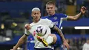 Penyerang Tottenham Hotspur Richarlison bersaing dengan bek Chelsea Alfie Gilchrist pada laga tunda pekan ke-26 Premier League 2023/2024 di Stamford Bridge, Jumat (3/5/2024) dini hari WIB. (AP Photo/Kirsty Wigglesworth)