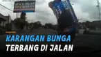 Terekam dashcam mobil pengendara lain dibelakangnya. Sebuah karangan bunga terbang dari mobil pick up.