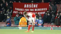 Fans Arsenal membentangkan baner untuk pelatih Arsene Wenger saat timnya melawan Bayern Munich pada leg kedua babak 16 besar Liga Champions di Emirates Stadium, London, (7/3/2017). Bayer Munich menang 5-1. (AP/Frank Augstein)
