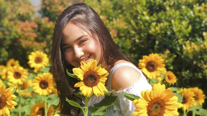 FOTO: Gaya Santai Syifa Hadju Saat Pergi Berlibur, Tampil Manis