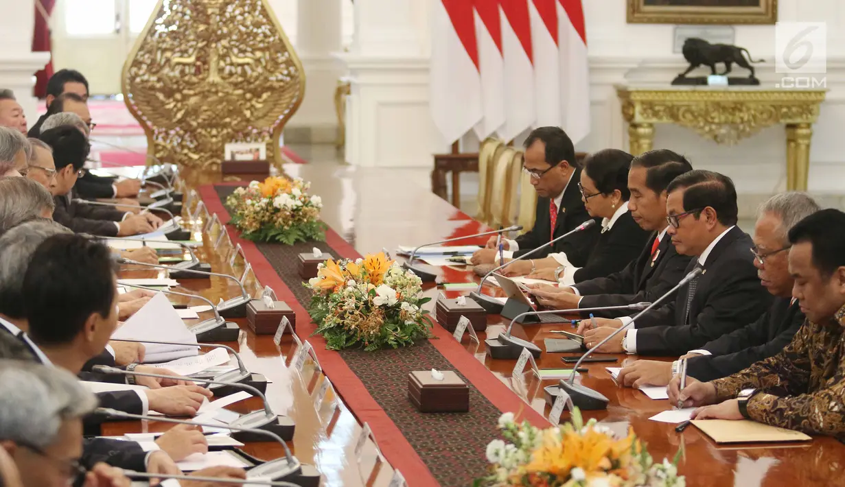Presiden Joko Widodo menerima kunjungan mantan Perdana Menteri Jepang, Yasuo Fukuda, di Istana Merdeka, Jumat (27/10). Pertemuan bilateral tersebut diselenggarakan guna membahas potensi kerja sama kedua negara. (Liputan6.com/Angga Yuniar)