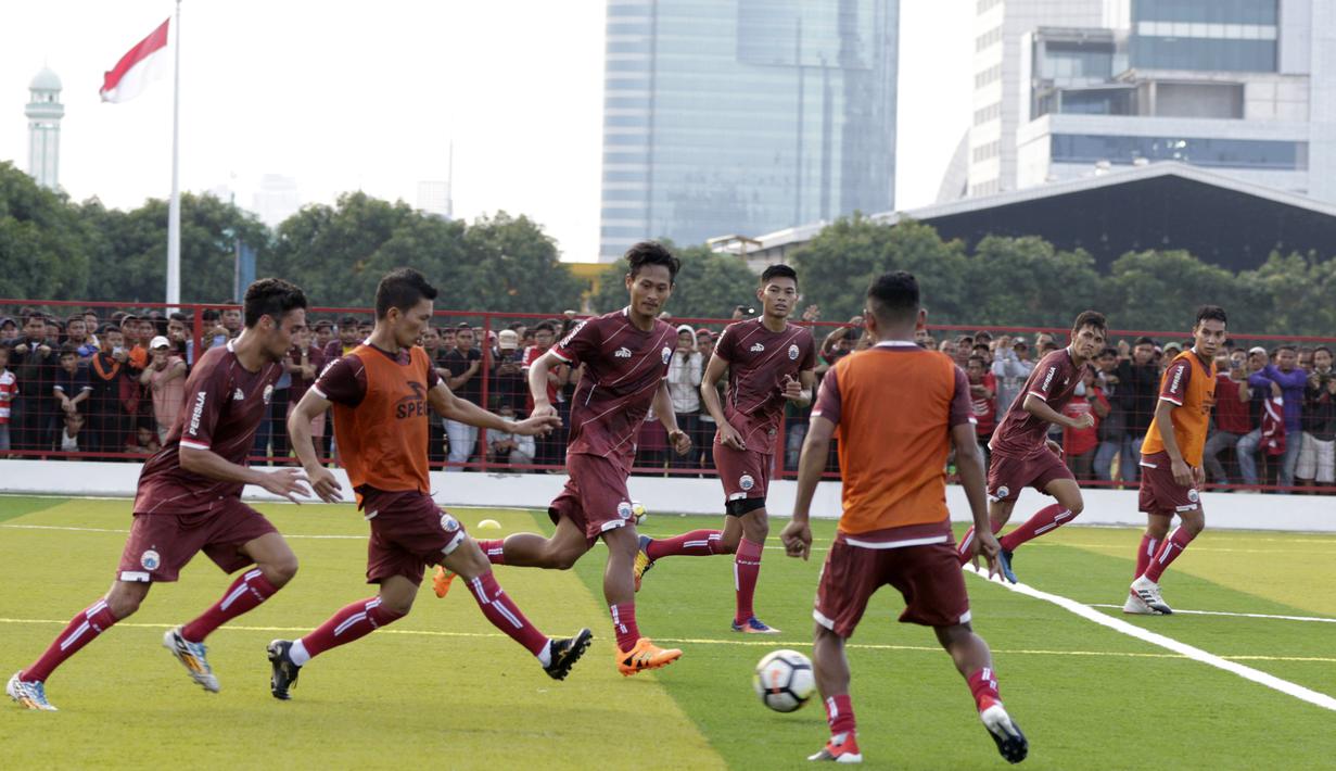 Pemain Persija Jakarta saat latihan di Lapangan Aldiron, Jakarta, Senin (7/1). Sebanyak 29 pemain sudah bergabung dalam latihan perdana tersebut. (Bola.com/M Iqbal Ichsan)