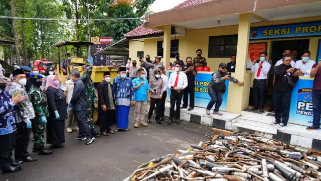 Kepolisian Resort (Polres) Garut, berserta Forum Koordinasi Pimpinan Daerah (Forkpimda) Garut, Jawa Barat, menghancurkan ribuan botol minuman keras (Miras) dan ratusan knalpot bising menjelang masuknya Ramadan 1443 H tahun ini.