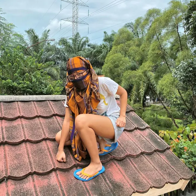 tingkah nyeleneh orang saat berjemur