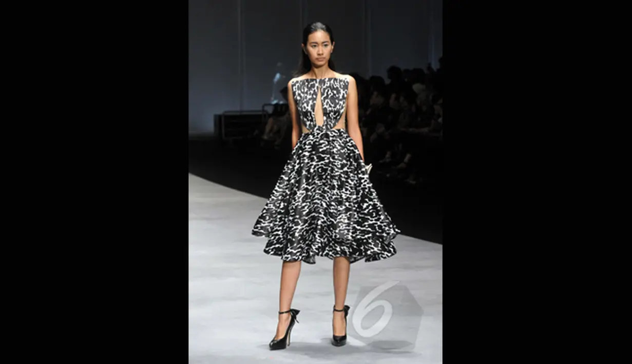 Model berpose membawakan koleksi dari Peggy Hartanto yang bertajuk 'Curve' pada ajang Indonesia Fashion Week 2015 di JCC Senayan, Jakarta, Minggu (1/3). (Liputan6.com/Panji Diksana)