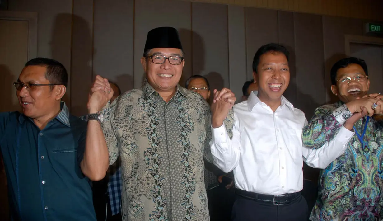 Pelaksana Tugas Ketua Umum PPP, Emron Pangkapi didampingi Sekjen DPP PPP, Romahurmuziy usai konferensi pers pengukuhan Emron sebagai Plt Ketum dan pemecatan SDA sebagai ketua umum di Jakarta, (10/9/14). (Liputan6.com/Johan Tallo)