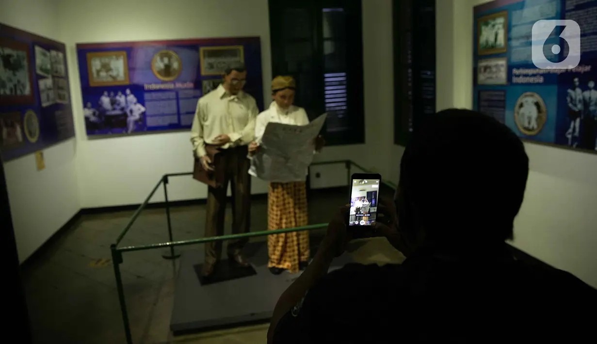 Pengunjung mengambil gambar di Museum Sumpah Pemuda, Jakarta, Kamis (28/10/2021). Peringatan Sumpah Pemuda mengambil tema Bersatu, Bangkit, dan Tumbuh serta terus merawat sejarah dalam pergerakan nasional kepemudaan dan menjadi tonggak sejarah perjuangan kemerdekaan RI. (Liputan6.com/Faizal Fanani)
