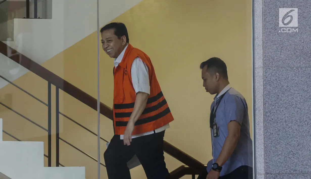 Ekspresi terdakwa kasus korupsi proyek e-KTP Setya Novanto saat tiba di Gedung KPK, Jakarta, Kamis (4/1). Setnov datang setelah menjalani sidang di Pengadilan Tipikor Jakarta. (Liputan6.com/Faizal Fanani)