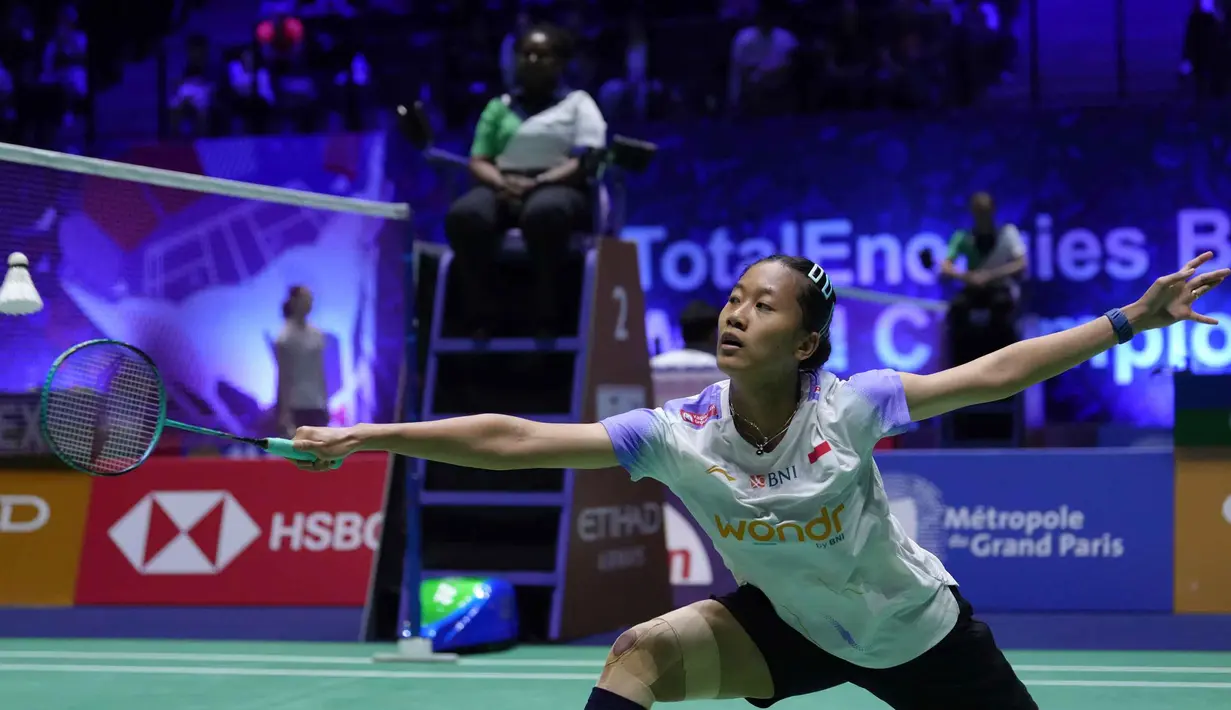 Putri Kusuma Wardani tampil sempurna dan menang dua gim langsung dengan skor 21-12, 21-11. (AP Photo/Aurelien Morissard)