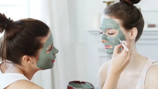 Ilustrasi menggunakan masker