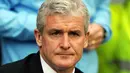 Gaya manajer Manchester City, Mark Hughes melihat anak-anak asuhannya bertanding melawan Wigan Athletic dalam lanjutan EPL yang digelar di DW Stadium, Wigan, 18 Oktober 2009. Hasil akhir 1-1. AFP PHOTO/PAUL ELLIS