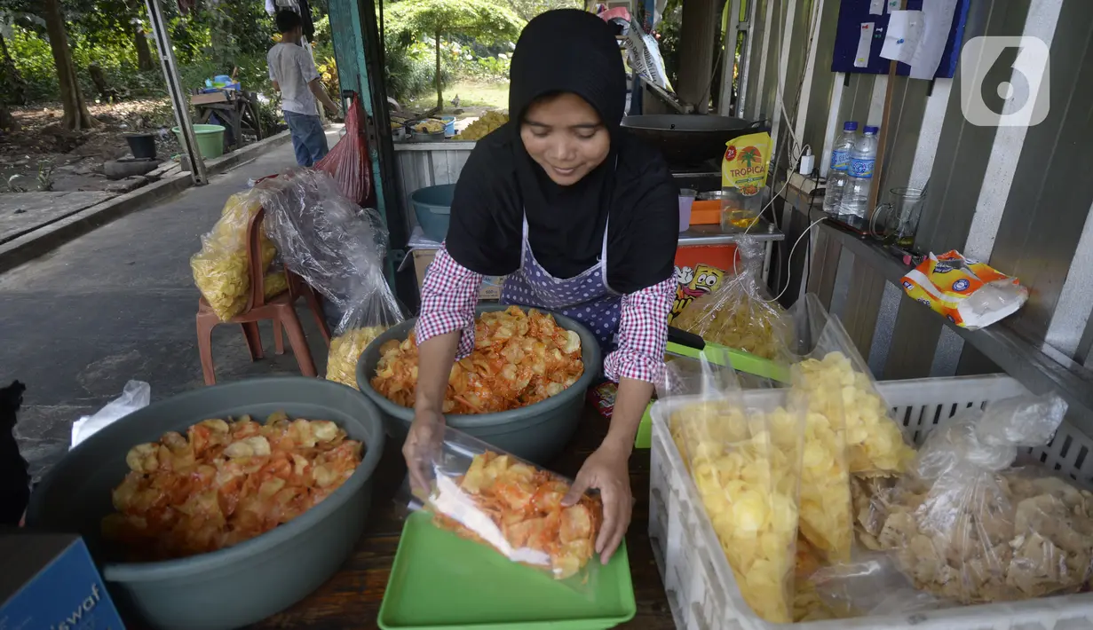 Pekerja menimbang keripik singkong rumahan di Kampung Kopi, Gunung Sindur, Bogor, Jawa Barat, Selasa (8/9/2020). Camilan yang dijual dengan harga Rp 8 ribu hingga Rp 50 ribu tergantung rasa tersebut banyak diminati warga di masa pandemi. (merdeka.com/Dwi Narwoko)