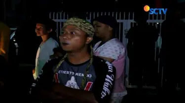 Ratusan warga di Cirebon mendatangi sebuah tempat hiburan malam di Jalan Kesambi. Tidak hanya memprotes, mereka juga berupaya menutup paksa tempat hiburan tersebut.
