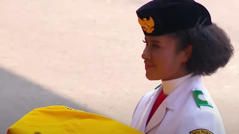 Mengenal sosok paskibraka nasional pembawa baki bendera merah putih asal Papua Pegunungan bernama Lilly Indriani Suparman Wenda pada Upacara HUT RI ke 78 di Istana Merdeka, Jakarta. (Foto: Tangkapan Layar Youtube Sekretariat Presiden)