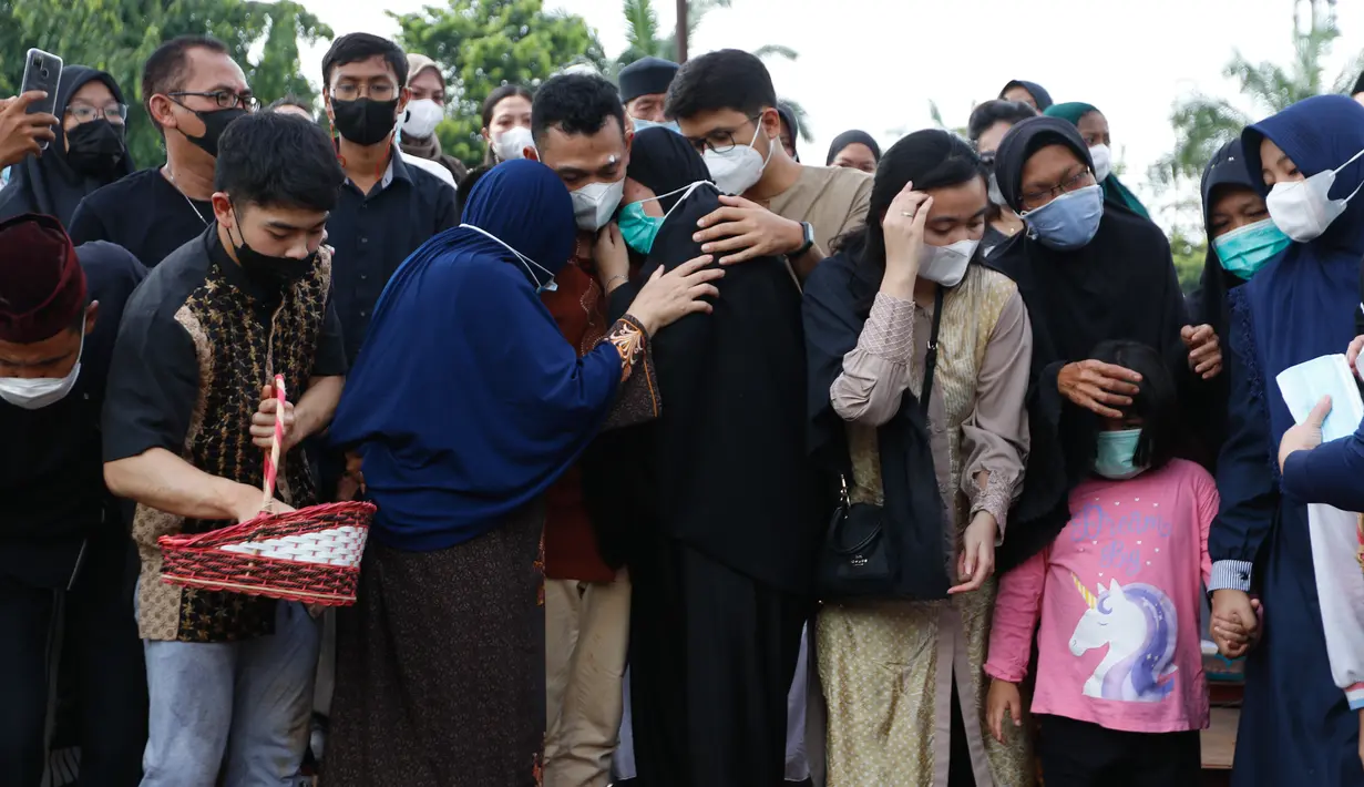 Bukan hanya Pia, Bona Septano dan ibu dari Markis Kido pun terlihat terpukul usai menabur bunga dan menyiramkan air kembang ke tanah makam dari Markis Kido. (Foto: Bola.com/Bagaskara Lazuardi)