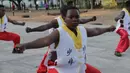 Sejumlah pemuda Tanzania dari Dragon Warriors Club berlatih kungfu di pusat kota Dar es Salaam, Tanzania, pada 25 Agustus 2020. Kungfu, seni bela diri China semakin populer di kalangan anak muda Tanzania. (Xinhua)