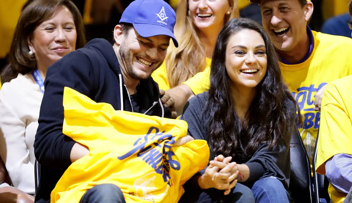 Tak ada yang bisa menebak akan takdir jika keduanya harus bersama dan memiliki anak. Pada awalnya, Asthon dan Mila hanya menganggap perkenalan mereka hanya teman. (AFP/Bintang.com)