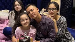Keluarga Andhika Pratama dan Ussy Sulistiawaty memang dikenal selalu merayakan momen spesial bersama-sama. Mereka selalu memastikan setiap anggota keluarga merasa dihargai dan dicintai. Hal ini terlihat dari konsistensi mereka dalam merayakan ulang tahun setiap anggota keluarga dengan penuh kehangatan. Ussy dan Andhika juga tak pernah membedakan ulang tahun anak-anaknya. (Liputan6.com/IG/@ussypratama)