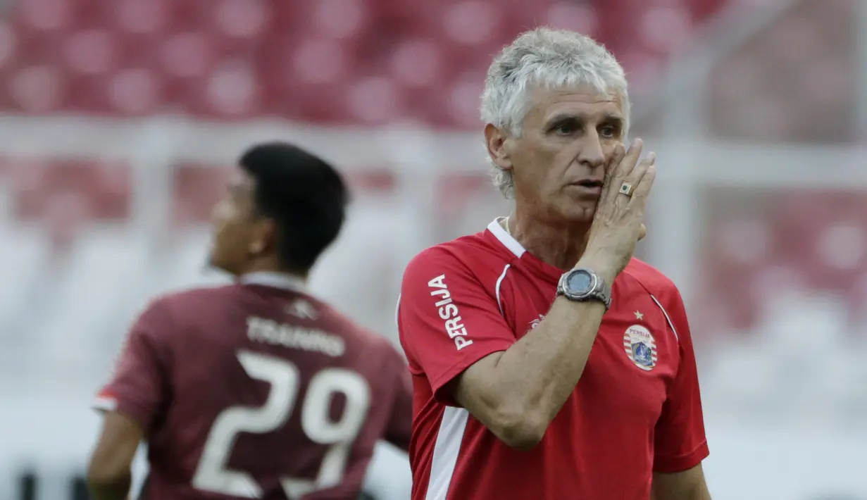 Pelatih Persija Jakarta, Ivan Kolev, memberikan arahan kepada anak asuhnya saat latihan jelang laga Piala AFC 2019 di SUGBK, Jakarta, Senin (25/2/2019). Persija akan Melawan Becamex Binh Duong. (Bola.com/M Iqbal Ichsan)