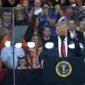 Presiden AS Donald Trump berpidato di balik kaca anti peluru di Lincoln Memorial, Kamis 4 Juli 2019 (AFP/Brendan Smialowski)