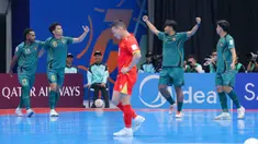 Pemain Timnas Futsal Indonesia merayakan keunggulan atas Vietnam pada babak perempat final Piala Asia Futsal 2026 di Indonesia Arena, Kompleks Gelora Bung Karno, Senayan, Jakarta, Selasa (3/2/2026). Timnas Futsal Indonesia memastikan lolos ke semifinal AFC Futsal 2026. (Bola.com/Bagaskara Lazuardi)
