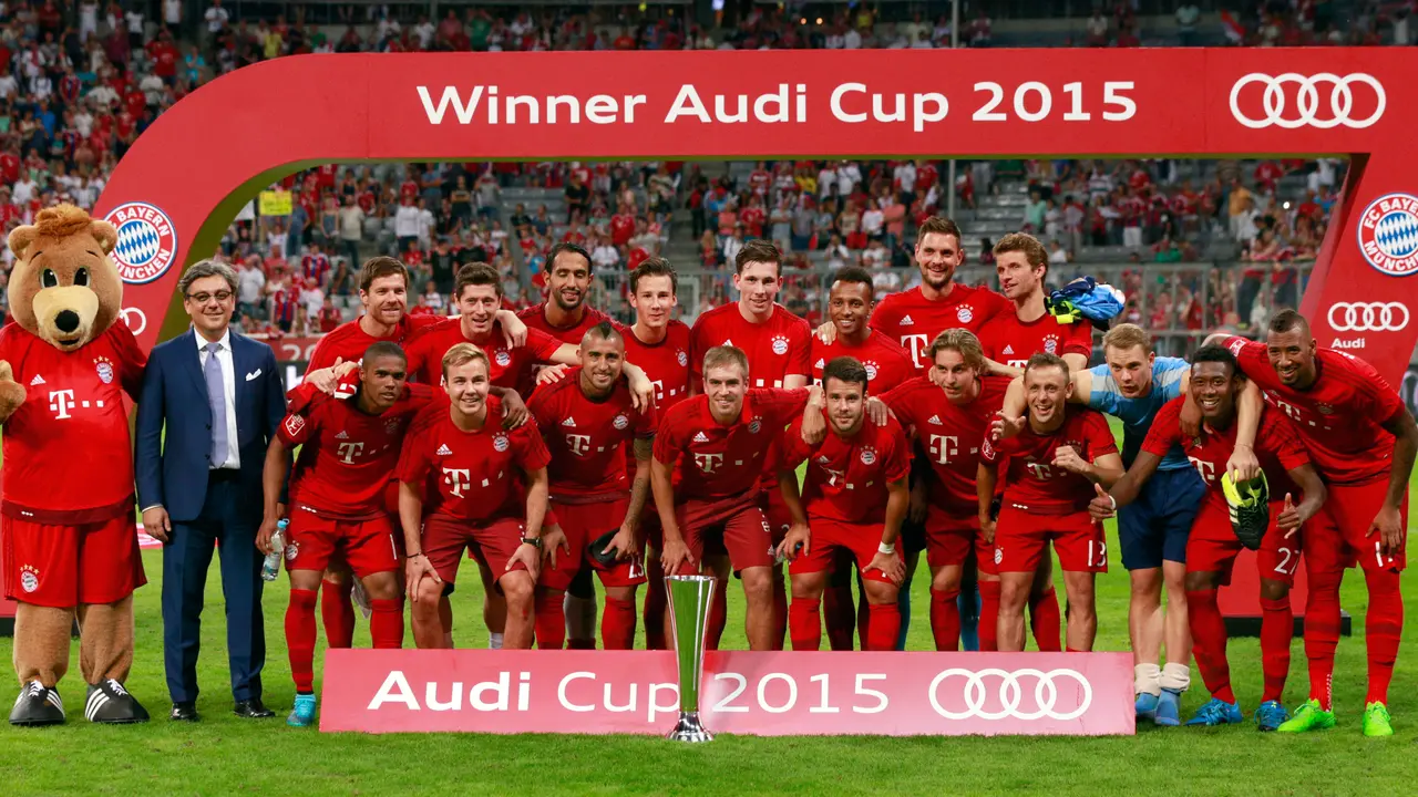 Bayern Muenchen rayakan keberhasilan menjuarai Audi Cup 2015. 