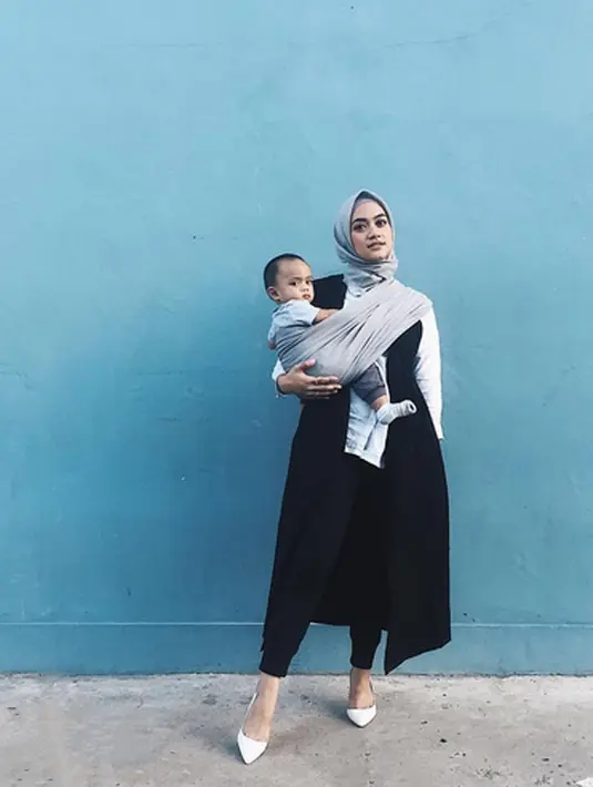 Memang bukan hal yang mudah bagi seorang ibu yang berprofesi sebagai pekerja seni. Namun bagi Ayudia ia tetap mengurus anaknya di tengah-tengah kesibukan syutingnya. Ia juga senang jika direpotkan dengan anaknya. (Instagram/ayudiac)