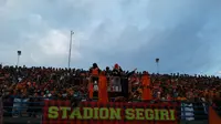 Aksi Pusamania di Tribun Timur Stadion Segiri, Samarinda. (Liputan6.com/Risa Rahayu Kosasih)