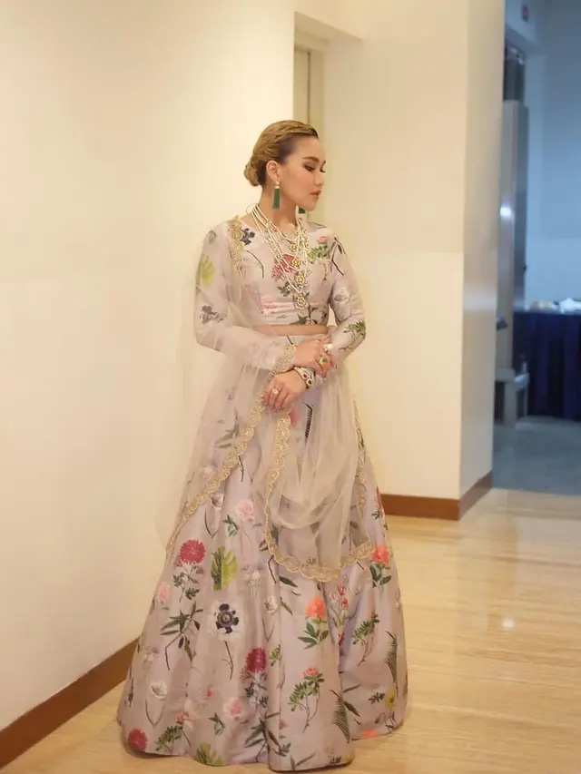 Ayu Ting Ting Pakai Gaun India