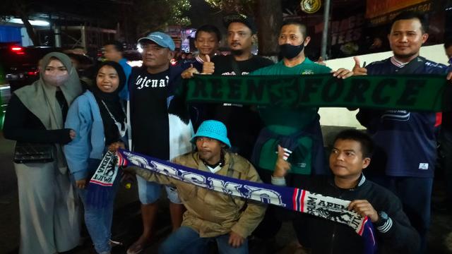 Pertemuan Hangat Aremania dan Bonek di Stadion Kanjuruhan
