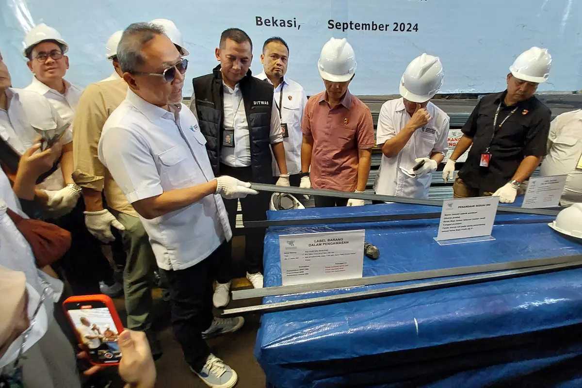 Menteri Perdagangan Zulkifli Hasan kembali menyita terhadap produk besi baja siku di Cikarang Utara, Kamis (26/9/2024). (Foto: Liputan6.com/Arief RH)