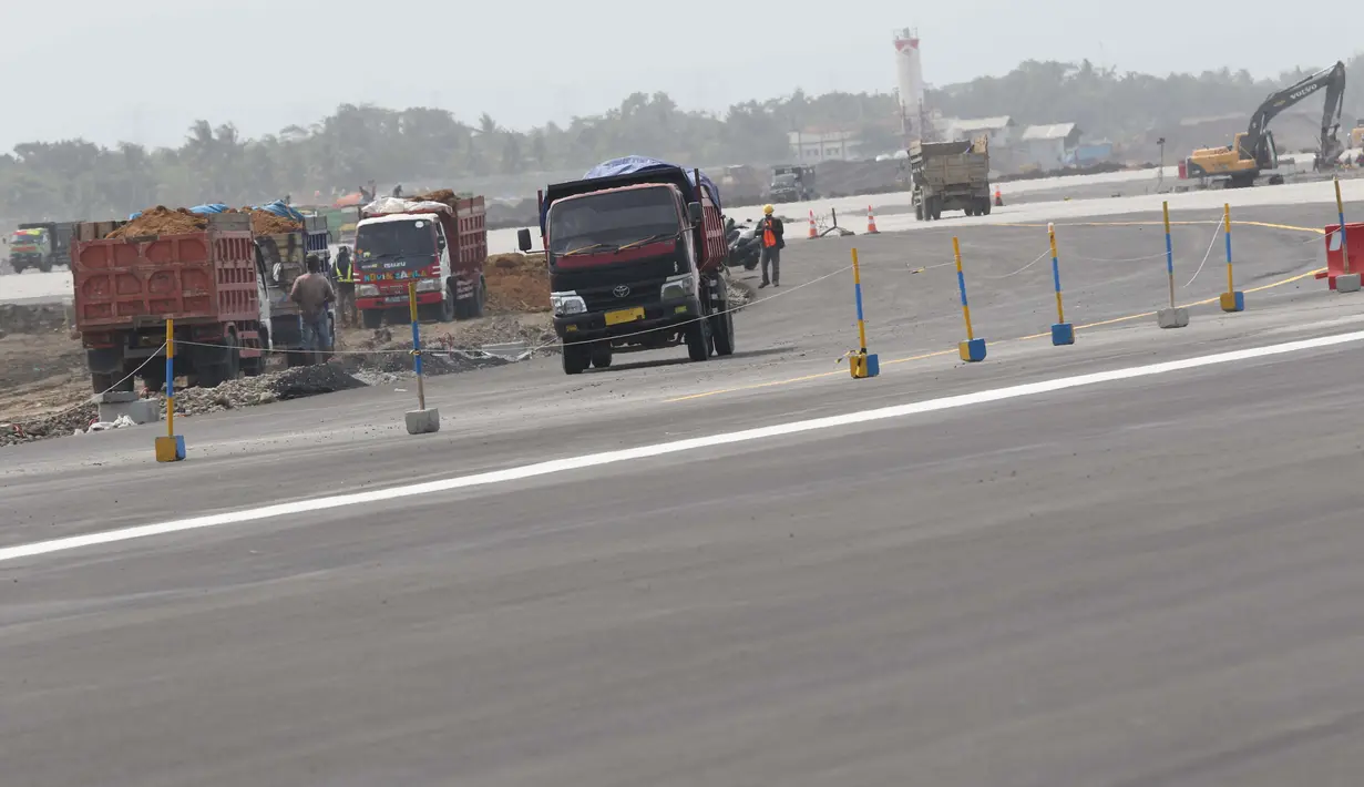 Aktivitas pekerja menyelesaikan jalur penghubung menuju landasan pacu atau runway Bandara Internasional Yogyakarta, Kulon Progo, DI Yogyakarta, Rabu (24/4). Landasan pacu Bandara Internasional Yogyakarta memiliki panjang 3.250 meter dengan lebar 45 meter. (Liputan6.com/Helmi Fithriansyah)