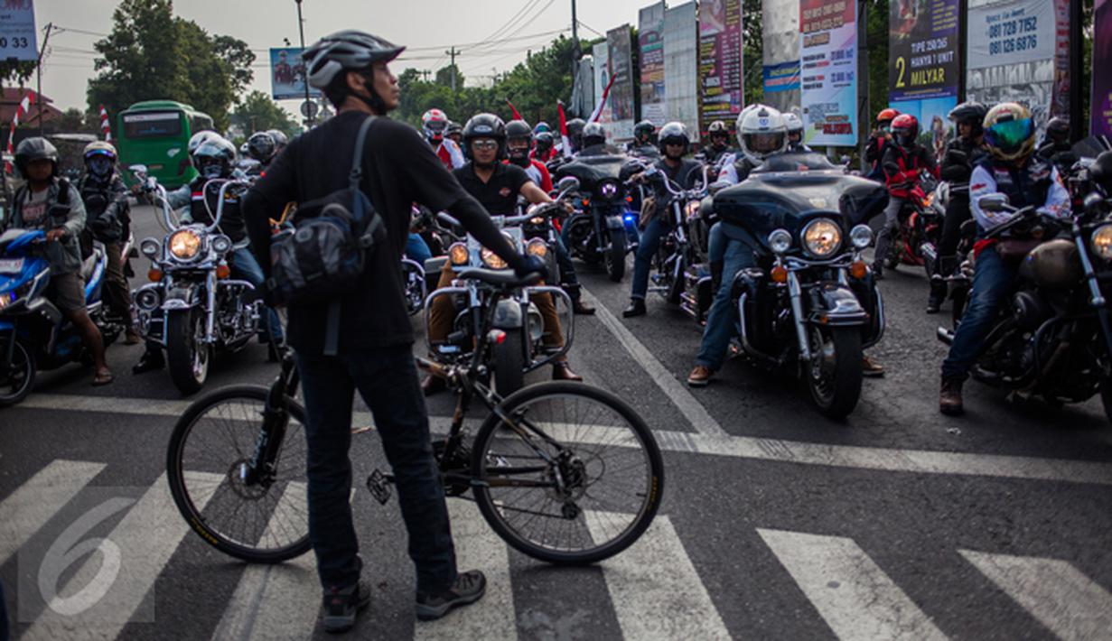 Elanto Wijoyono memalangkan sepedanya saat lampu lalu lintas menyala merah di Yogyakarta, Sabtu (15/8/2015). Elanto dan Andika mengaku merasa resah melihat berbagai pelanggaran lalu lintas yang dilakukan pengendara motor gede.  (foto: Suryo Wibowo)