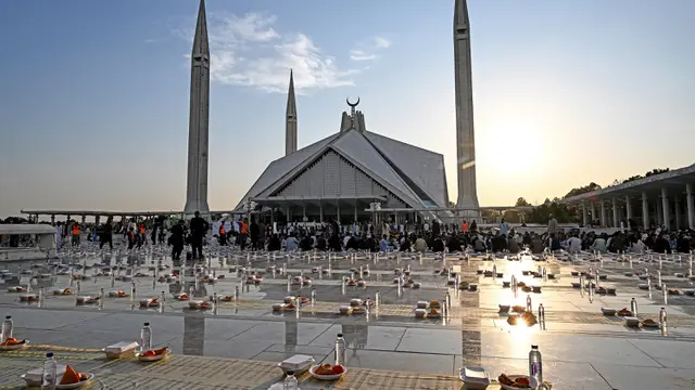 Menikmati Waktu Berbuka Puasa di Masjid Faisal Islamabad Pakistan