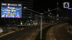 Suasana lengang Jalan Jenderal Sudirman saat berlangsungnya Crowd Free Night di kawasan Bundaran HI, Jakarta, Jumat (31/12/2021). Polda Metro Jaya memberlakukan pengendalian mobilitas Crowd Free Night pada malam Tahun Baru 2022 yang berlangsung mulai pukul 22.00-04.00 WIB. (Liputan6.com/Johan Tallo)
