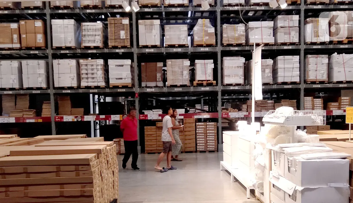 Pengunjung berjalan diantara produk display pada salah satu mall ritel modern di kawasan Alam Sutera, Tangerang Selatan, Banten, Kamis (19/3/2020). Sejumlah ritel modern non-pangan telah mengalami tekanan yang cukup dalam akibat merebaknya virus corona di Indonesia. (merdeka.com/Arie Basuki)