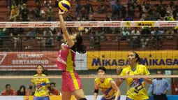 Pevoli Jakarta Pertamina Energi, Tri Retno Mutiara, berusaha membalikan bola saat melawan Jakarta PGN Popsivo. Pada laga itu Jakarta Pertamina Energi berhasil menang 3-2. (Bola.com/Vitalis Yogi Trisna)