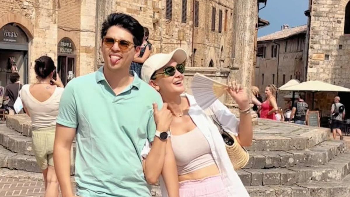 6 Gaya Luna Maya dan Maxime Bouttier Traveling Bareng, Menapaki Candi Borobudur hingga Selfie di Koloseum