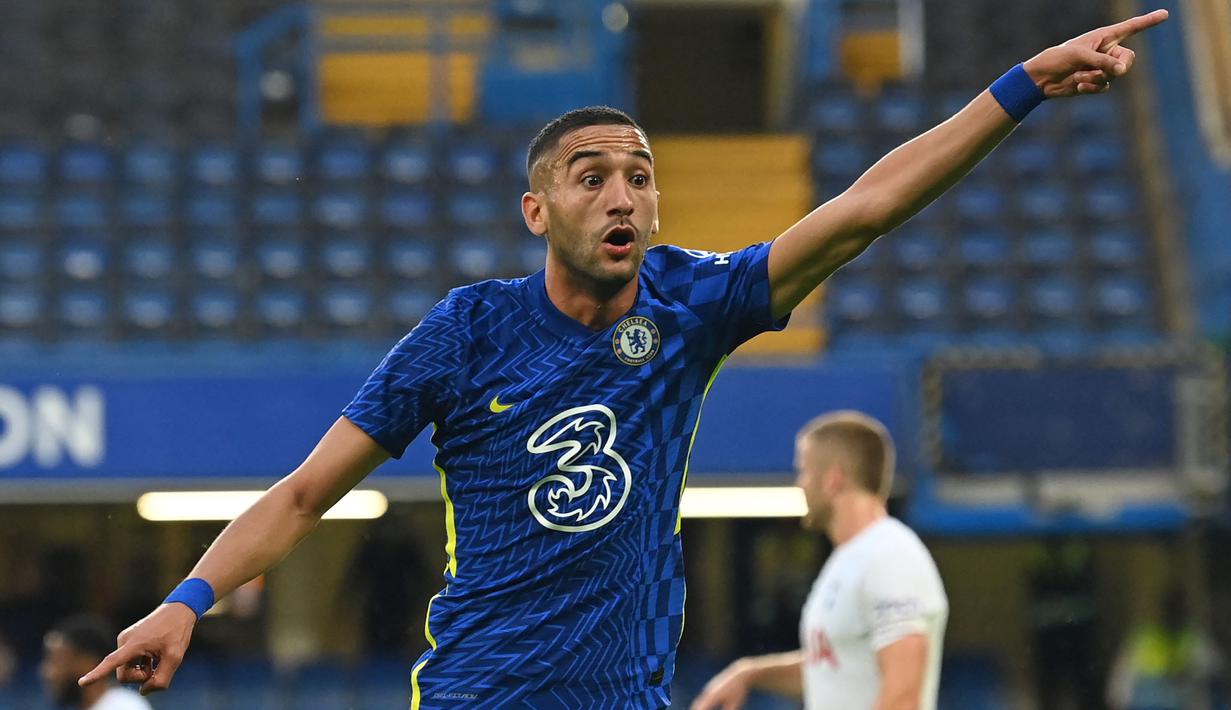 Hakim Ziyech. Gelandang serang Maroko berusia 29 tahun yang kini menjalani musim ke-3 bersama Chelsea usai didatangkan dari Ajax Amsterdam pada awal musim 2020/2021 ini menempati posisi keempat sebagai pemain termahal yang pernah didatangkan klub Liga Inggris dari Liga Belanda. The Blues mengeluarkan biaya senilai 40 juta euro atau kini setara Rp593 miliar untuk mendatangkannya. Menjelang ditutupnya bursa transfer musim panas 2022/2023 Chelsea berencana meminjamkannya ke klub lamanya, Ajax untuk memberinya kesempatan bermain yang lebih banyak. (AFP/Glyn Kirk)