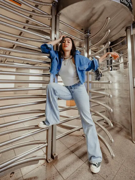 Serba denim, Febby mengenakan celana jeans yang dipadukan dengan crop top tank top putih dan jaket denim dari /copyright instagram/febbyrastanty
