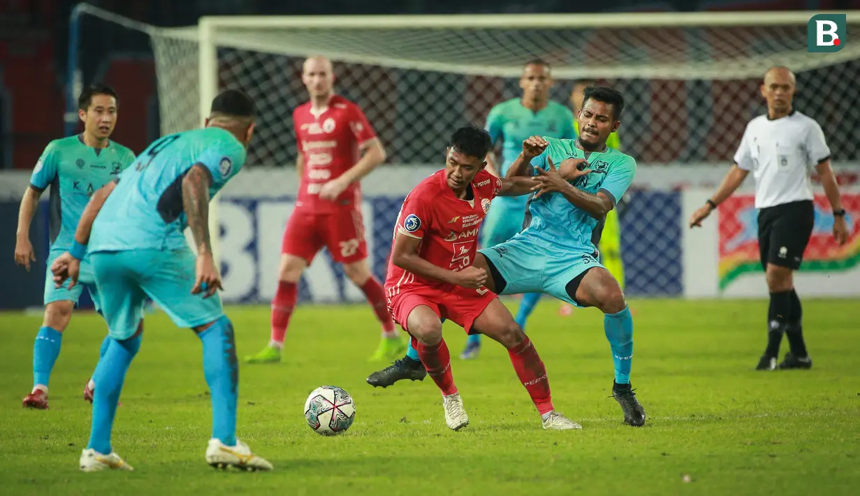 <p>Pemain Persija Jakarta, Resky Fandi Wiriawan (tengah) berebut bola dengan pemain Madura United, Zulfiandi saat laga pekan ke-10 BRI Liga 1 2022/2023 antara Persija Jakarta melawan Madura United di Stadion Patriot Candrabhaga, Bekasi, Sabtu (17/9/2022). (Bola.com/Bagaskara Lazuardi)</p>