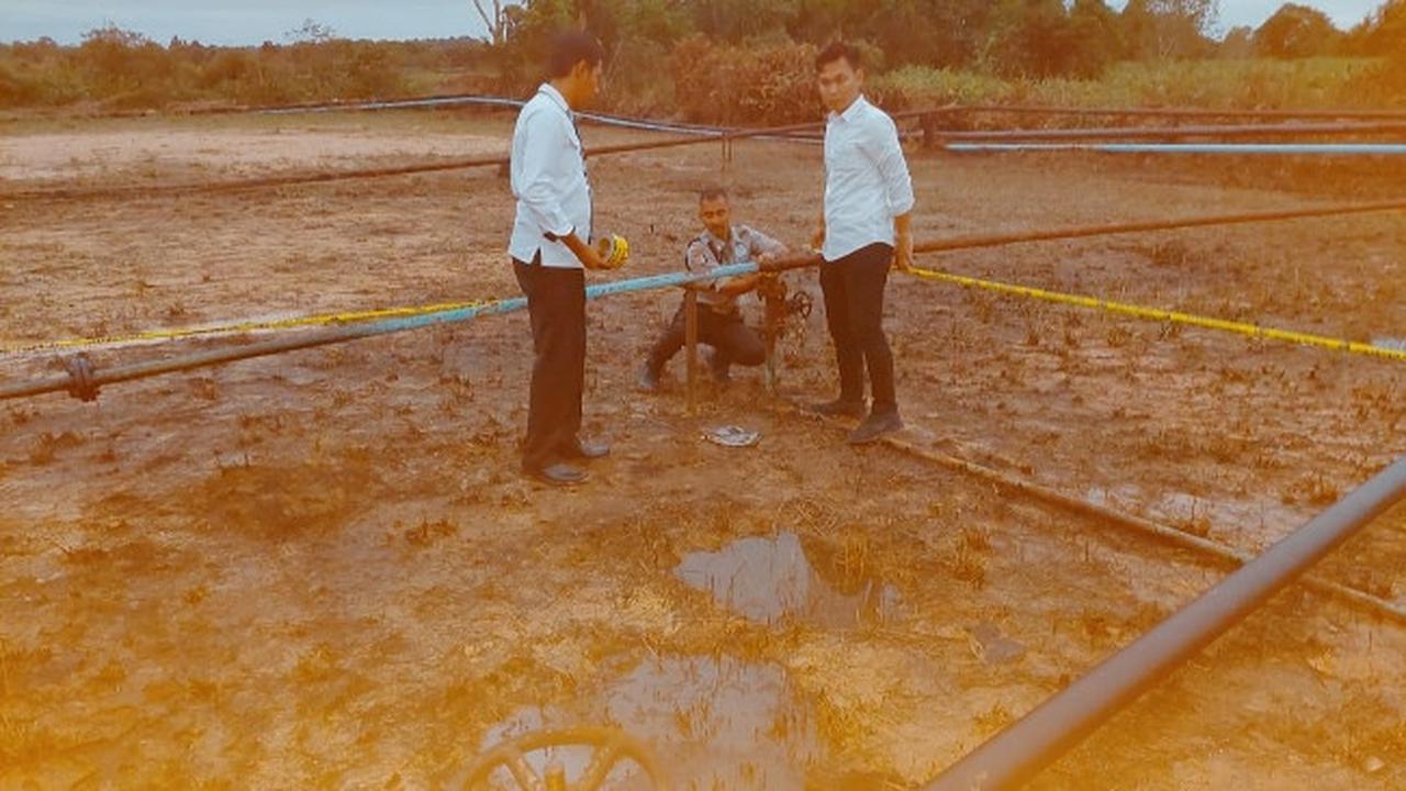 Polisi melakukan olah tempat kejadian perkara di lokasi ledakan sumur minyak PT Bumi Siak Pusako.