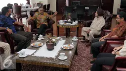 Haris Azhar bersama anggota lainnya saat bertemu Ketua MPR-RI Zulkifli Hasan di Ruang Kerja Ketua MPR, Gedung Nusantara III lantai 9, Komplek Parlemen, Senayan, Jakarta, Rabu (16/11/2016). (Liputan6.com/Johan Tallo)