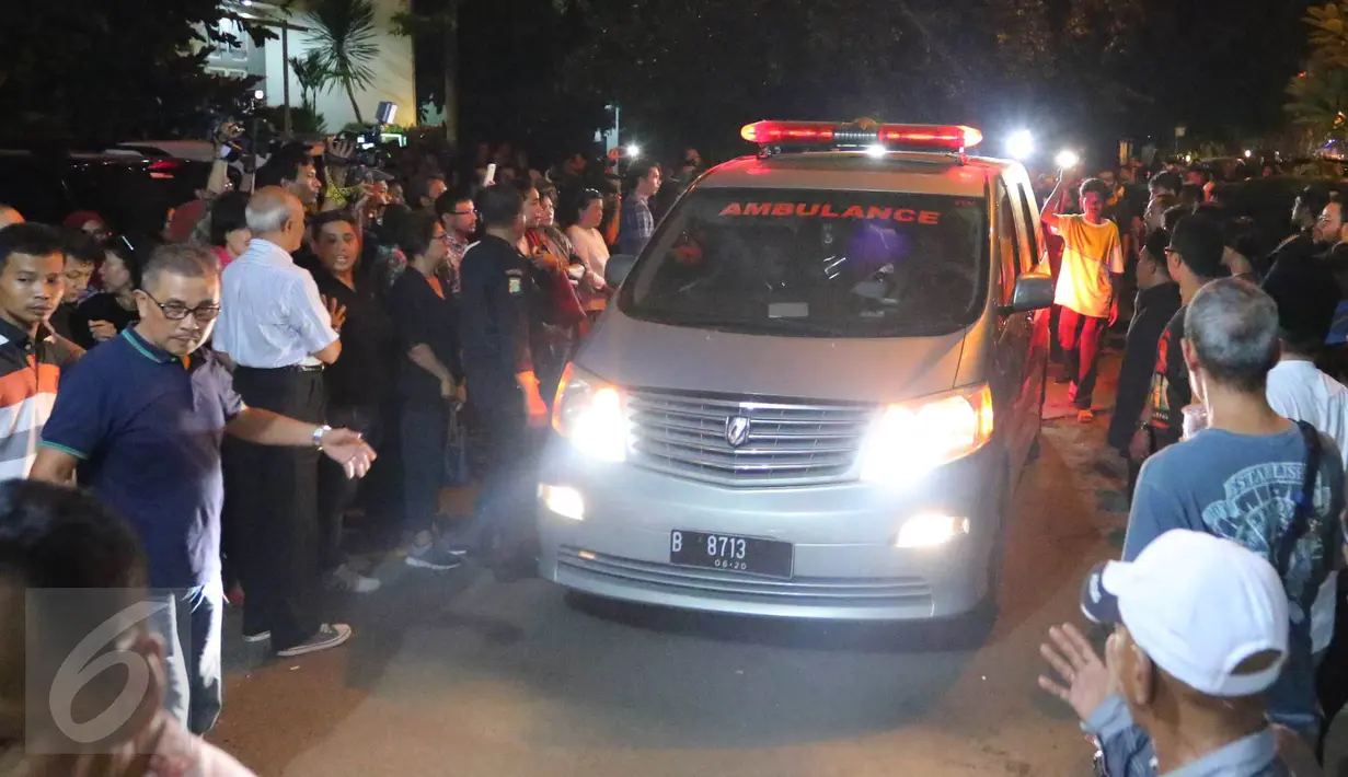 Mobil ambulans yang membawa jenazah penyanyi Mike Mohede tiba di rumah duka kawasan Bintaro, Tangerang Selatan, Minggu (31/7). Mike Mohede dinyatakan meninggal sekitar pukul 18:02 WIB lantaran terkena serangan jantung. (Liputan6.com/Angga Yuniar)