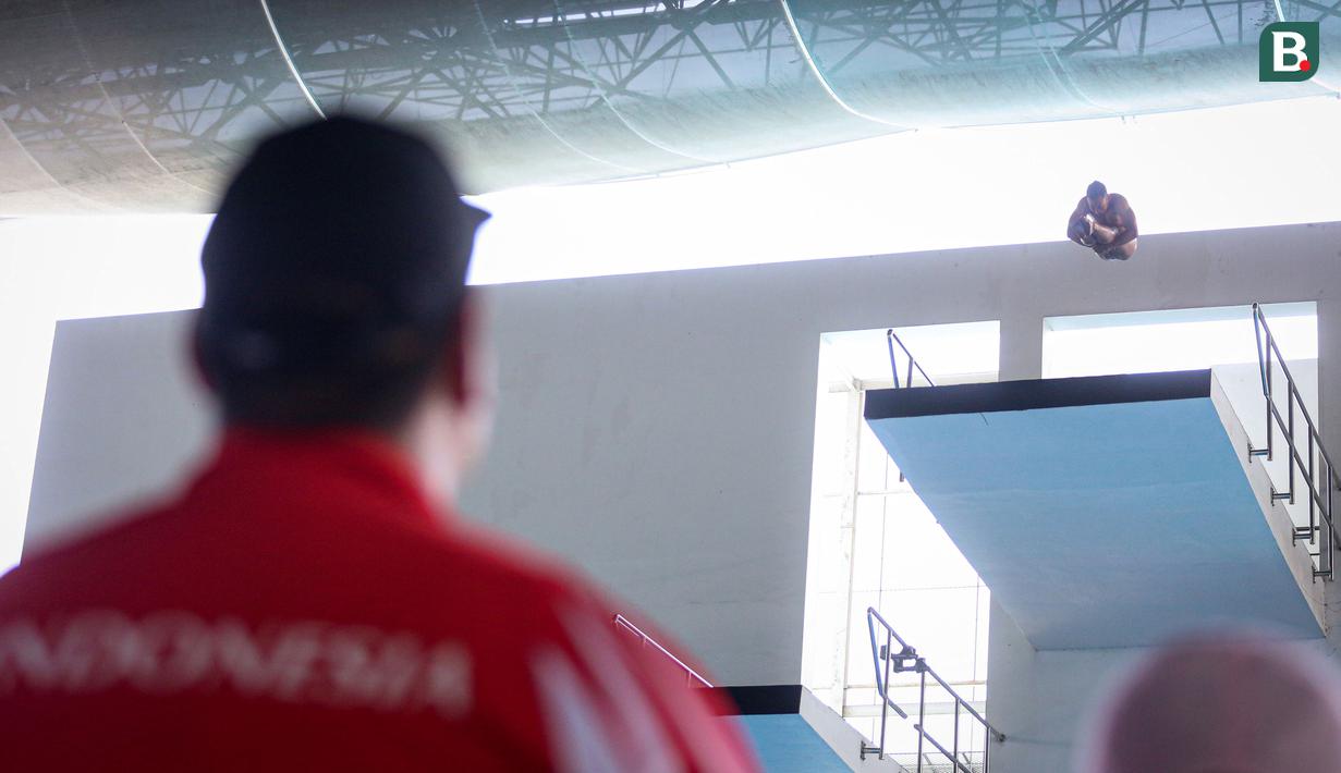 Menteri Pemuda dan Olahraga Republik Indonesia, Dito Ariotedjo melihat aksi atlet loncat indah saat meninjau Pelatnas Tim Renang Indonesia menjelang SEA Games 2023 di Stadion Akuatik GBK, Senayan, Jakarta, Rabu (05/04/2023). Indonesia akan mengikuti perhelatan olahraga terbesar Asia Tenggara tersebut pada 5 hingga 17 Mei 2023 di Kamboja. (Bola.com/Bagaskara Lazuardi)