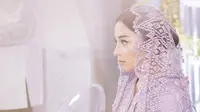 Nikita Willy kenakan abaya warna lilac saat menggelar pengajian jelang pernikahannya dengan Indra Priawan (Dok.Instagram/@thebridestory/https://www.instagram.com/p/CGUIiQHHd2c/Komarudin)